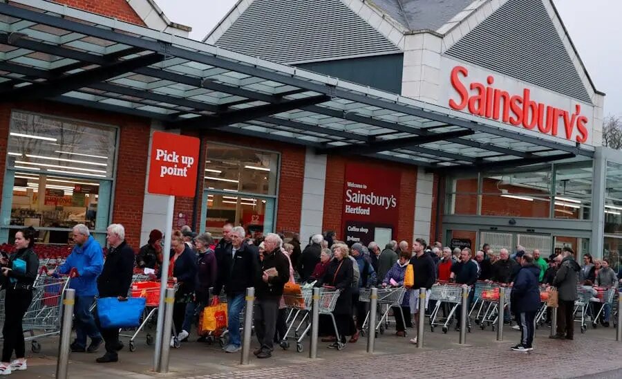      Великобритания. Очередь в супермаркет за туалетной бумагой. Фото: Яндекс