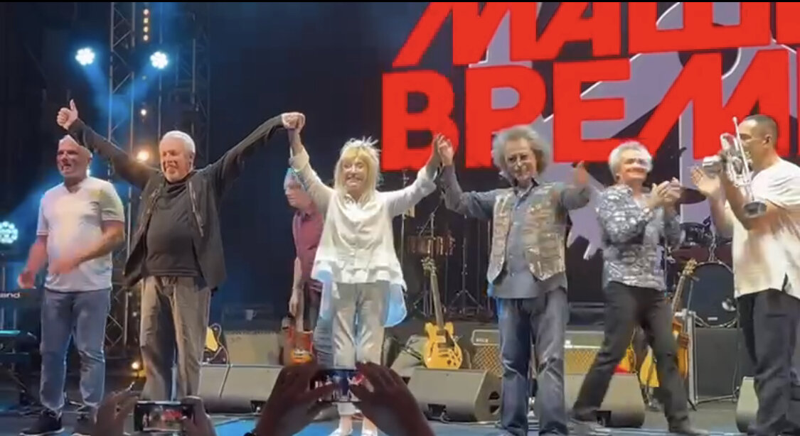 Когда певица вышла на сцену, зал принялся кричать «Браво!». То ли рокерам, то ли АБ. Скрин мой