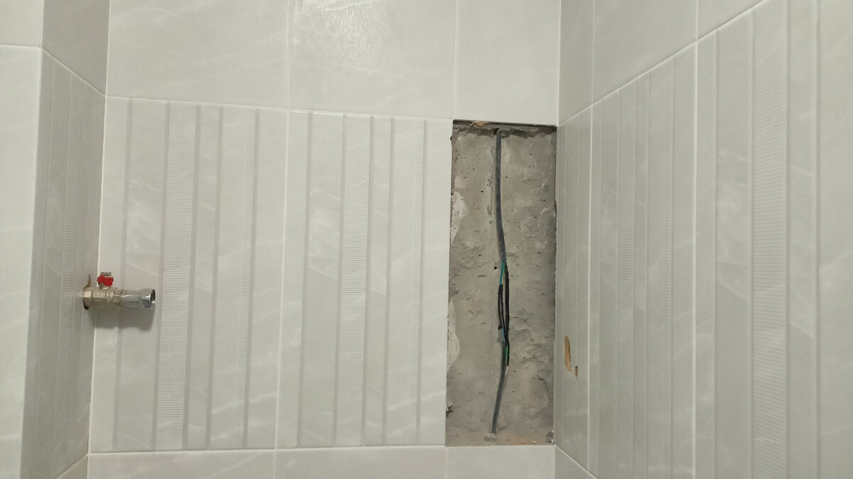 Да, плитку справа тоже повредил заказчик, поэтому я её тоже демонтировал. 