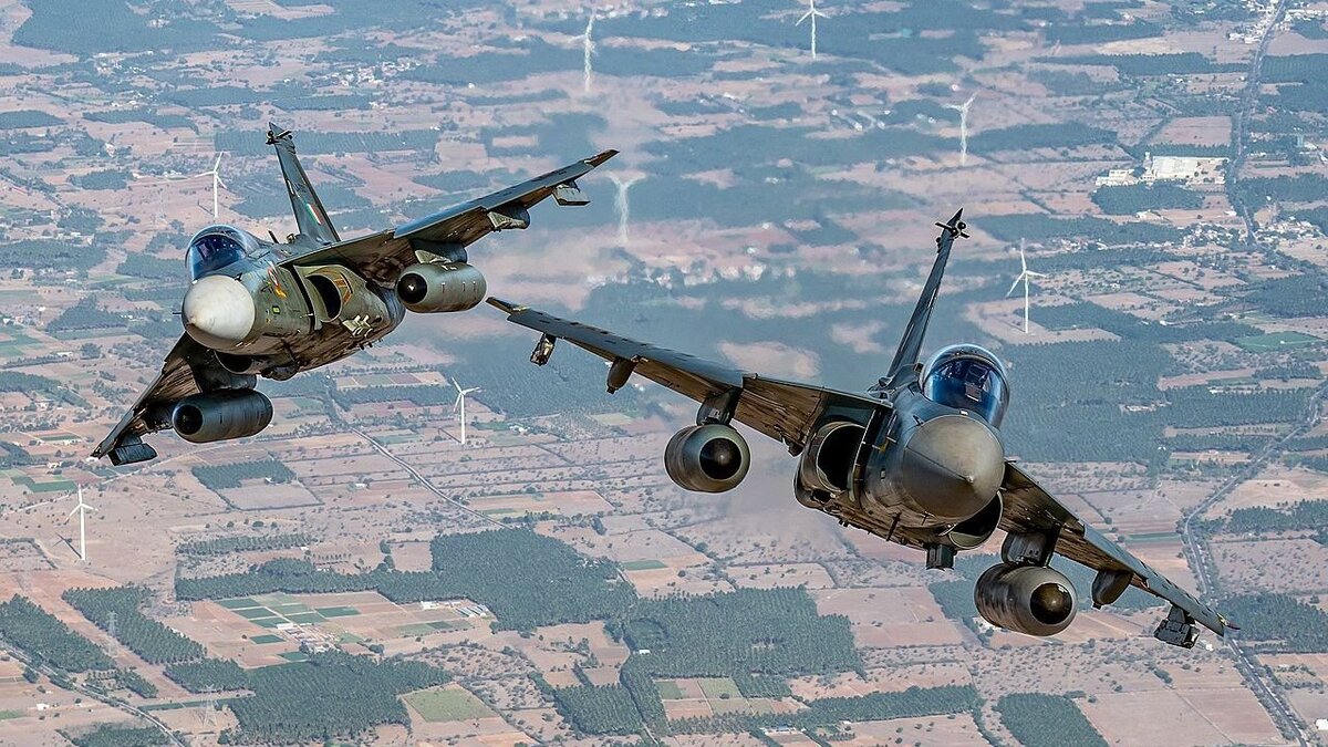 Истребители Tejas из состава 45-й эскадрильи "Летающие кинжалы" ВВС Индии. Фото: Министерство обороны Индии / commons.wikimedia.org