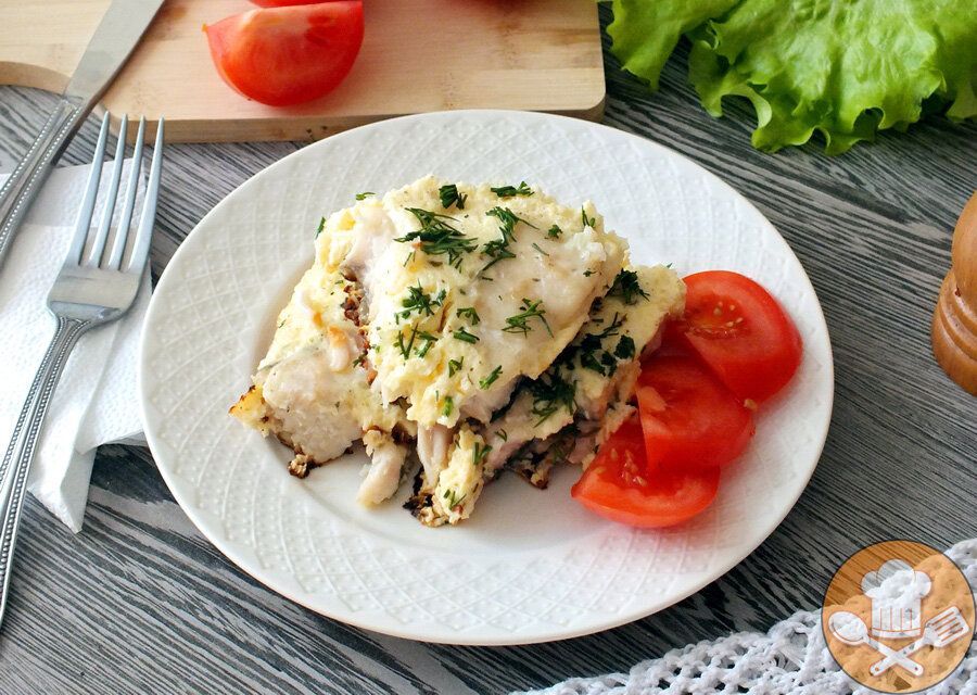 Копченый судак с яйцами и тмином на сковороде