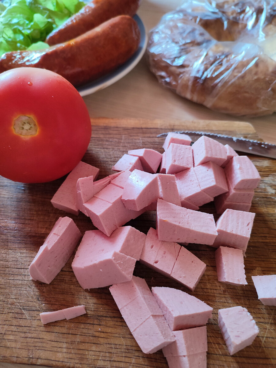 Колбаса вареная, режем кусочками. Все фото автора.