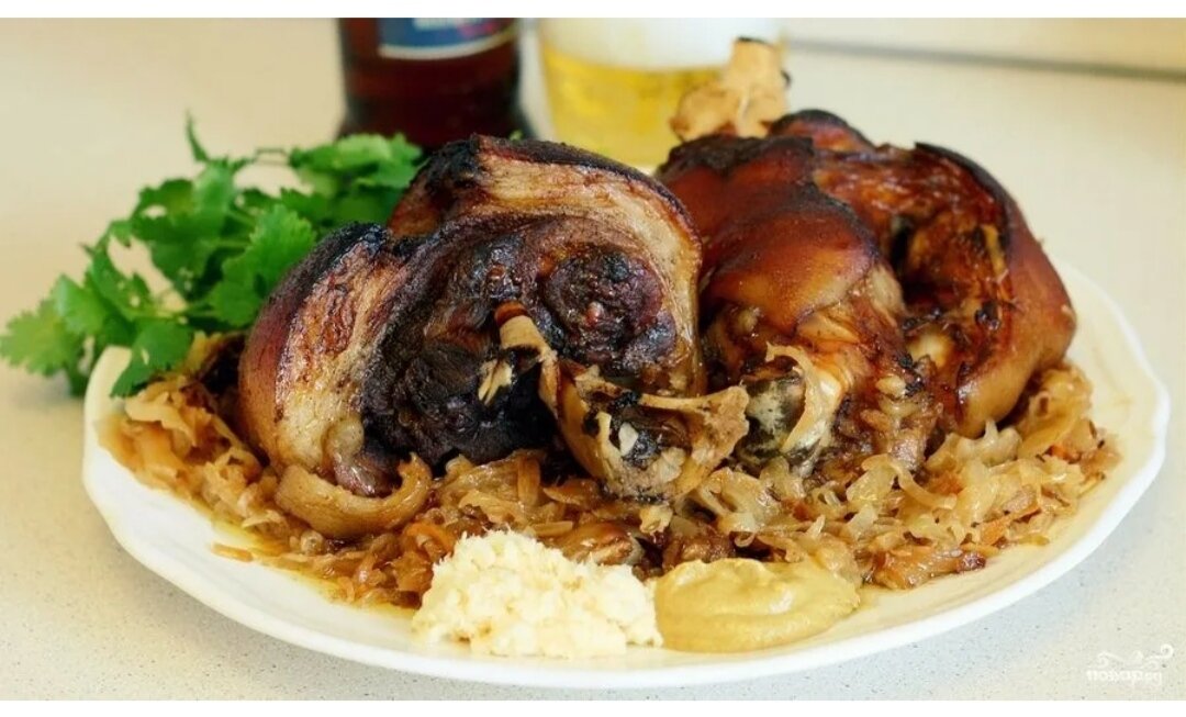 Рулька с тушёной капустой.