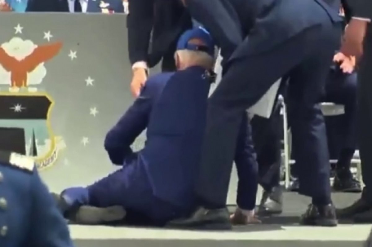    Пользователи Twitter обратили внимание на странные детали в падении Байдена