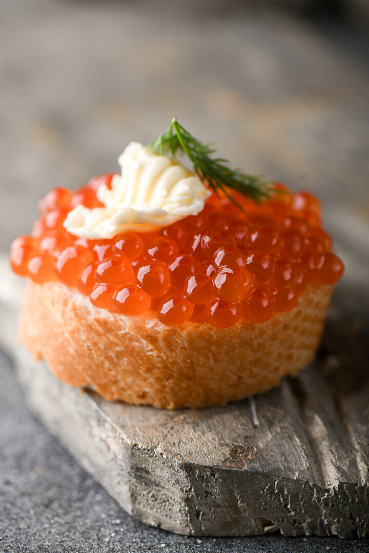 Бутерброд с икрой чавычи от сети магазинов "Азбука Севера"