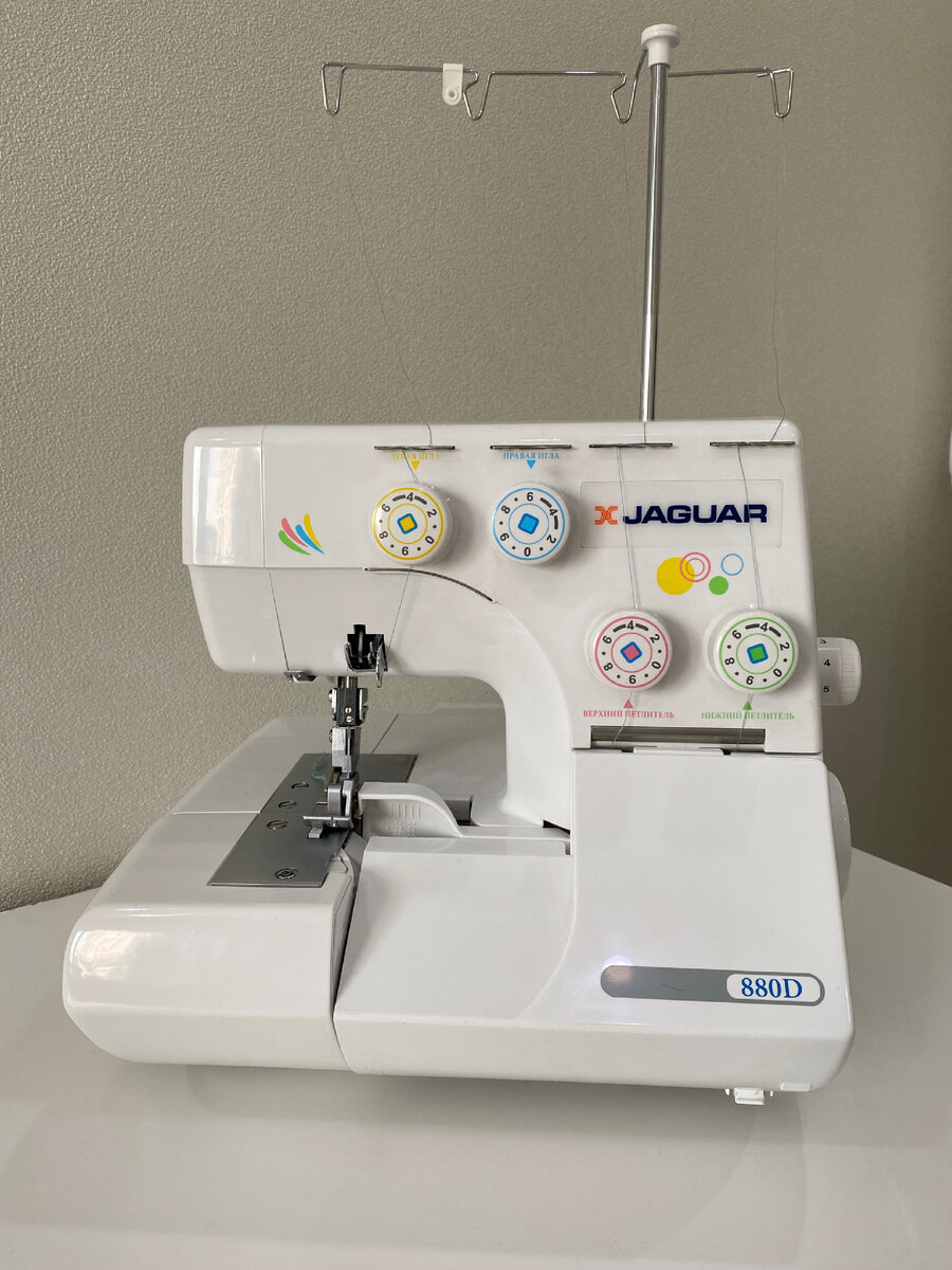 2. Оверлок Jaguar 880d. Это мой первый оверлок, и я пользуюсь им до сих пор, вот уже несколько лет. Он тоже был довольно бюджетный, но при этом, отлично справляется со своими задачами. Единственное, на рыхлых тканях иногда пропускает петли. У меня были некоторые проблемы с фланелью и льном. В остальном все отлично. Легко настраивается.