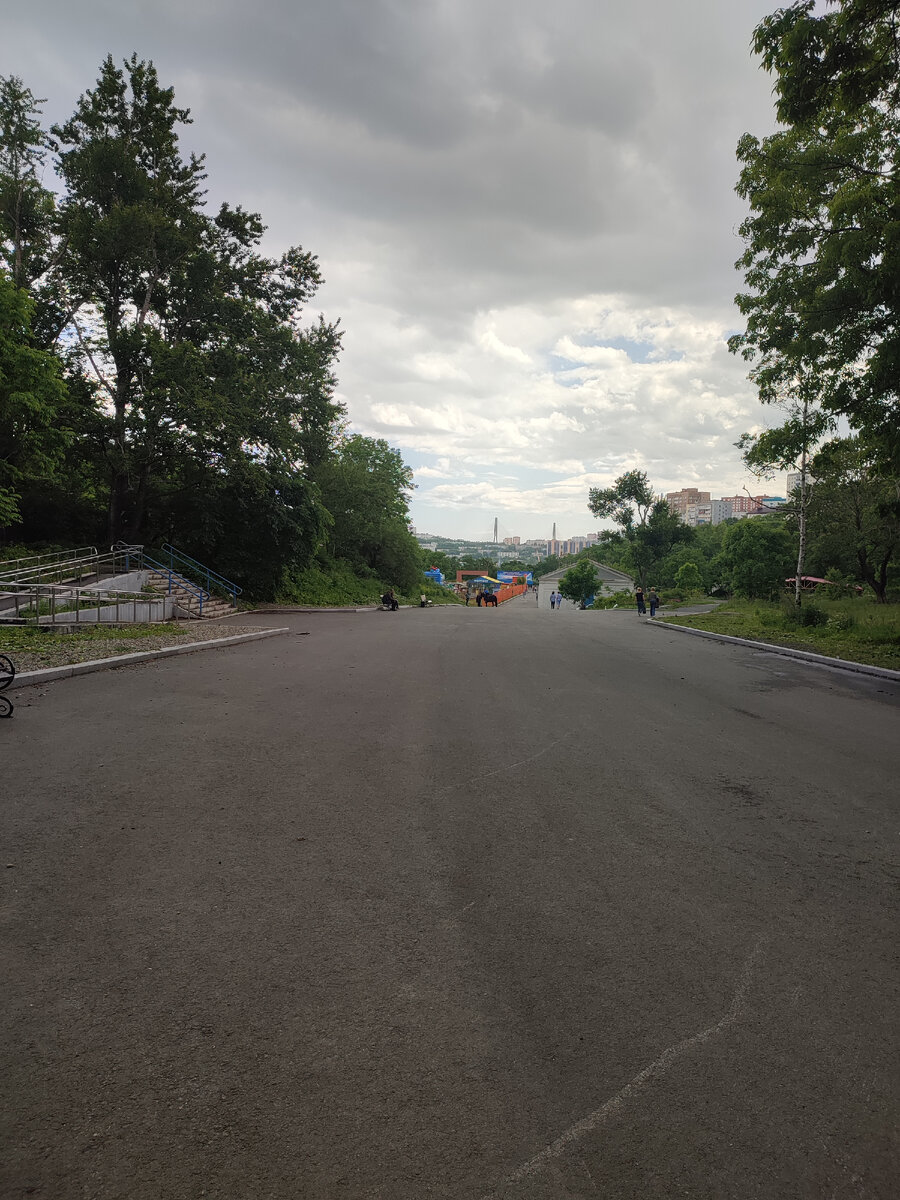 Вот такой простор открывается при входе в парк. Фото автора.