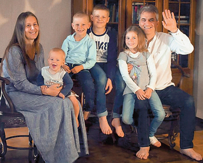 Семейная тайна могла сломать ему жизнь и карьеру : жена-талисман и четверо детей Олега Харитонова, живущих в глуши