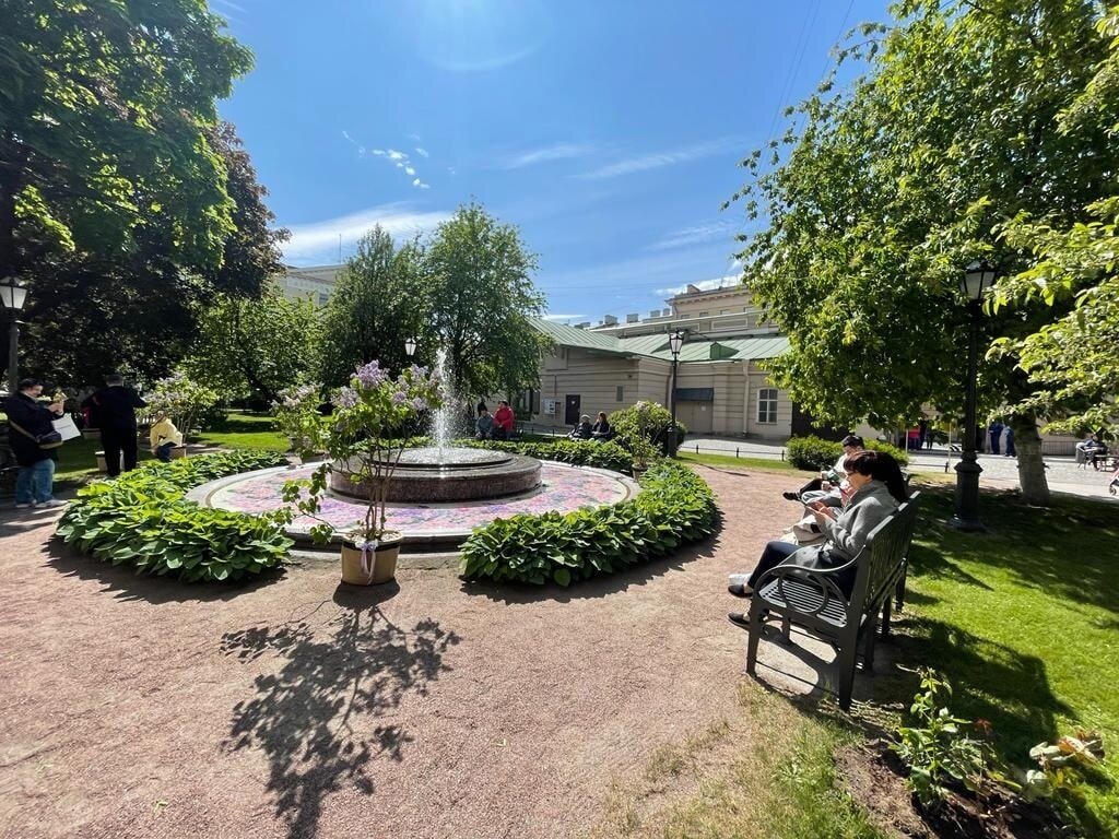 Сад Мариинского дворца (Законодательного Собрания) открылся для посетителей в Санкт-Петербурге 