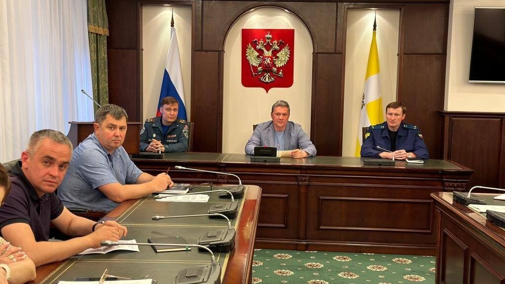     В Пятигорске ввели режим чрезвычайной ситуации муниципального уровня из-за неблагоприятной погоды, сообщил сити-менеджер Дмитрий Ворошилов.