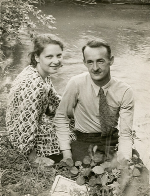 Константин Яковлевич с женой Елизаветой Петровной Нестеровой на берегу озера, конец 30-х годов