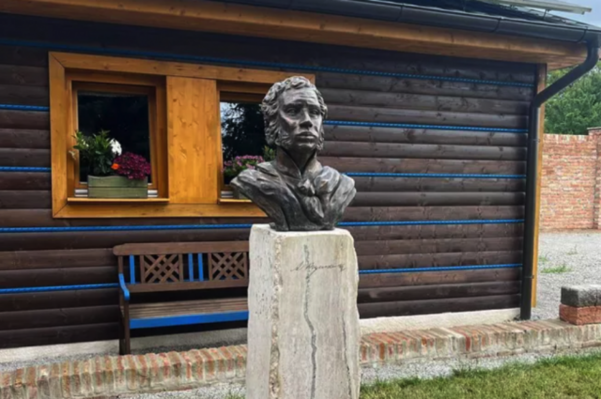    В Словакии открыли бюст Пушкина к 224-летию поэта