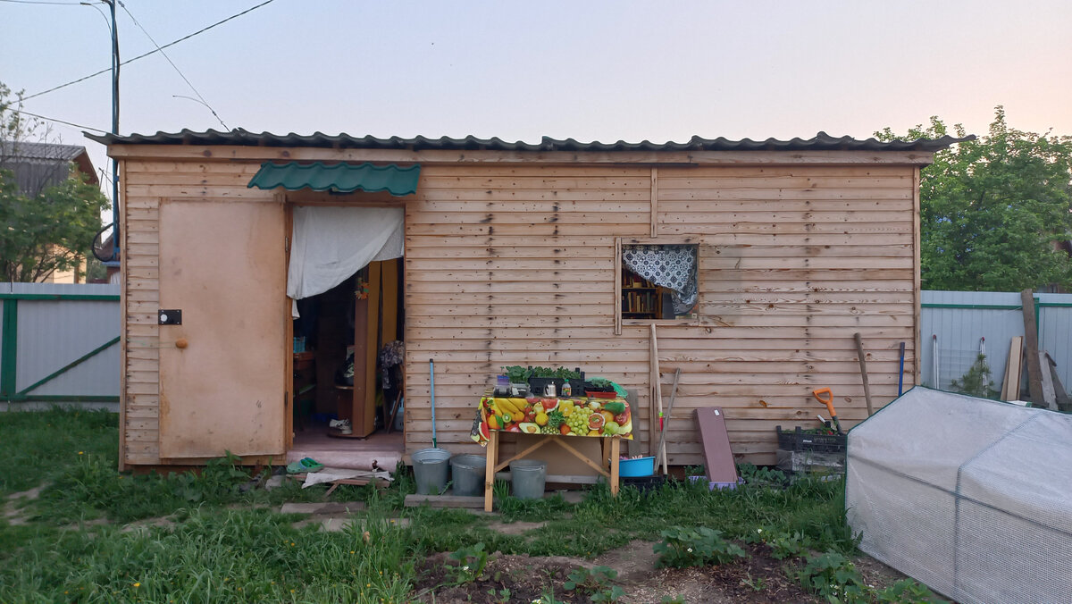 Окно и дверь есть только на этой стене