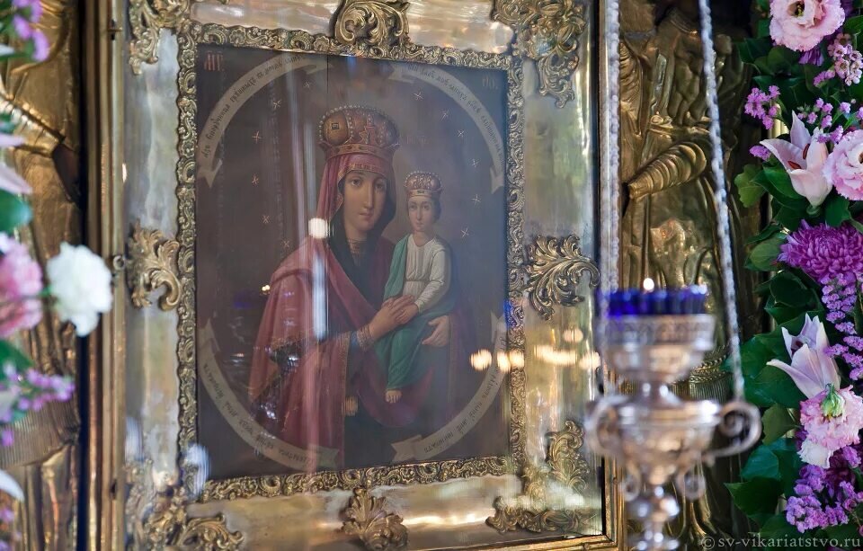 Чудотворная икона Божией Матери «Споручница грешных» в Никольском храме в Хамовниках в Москве