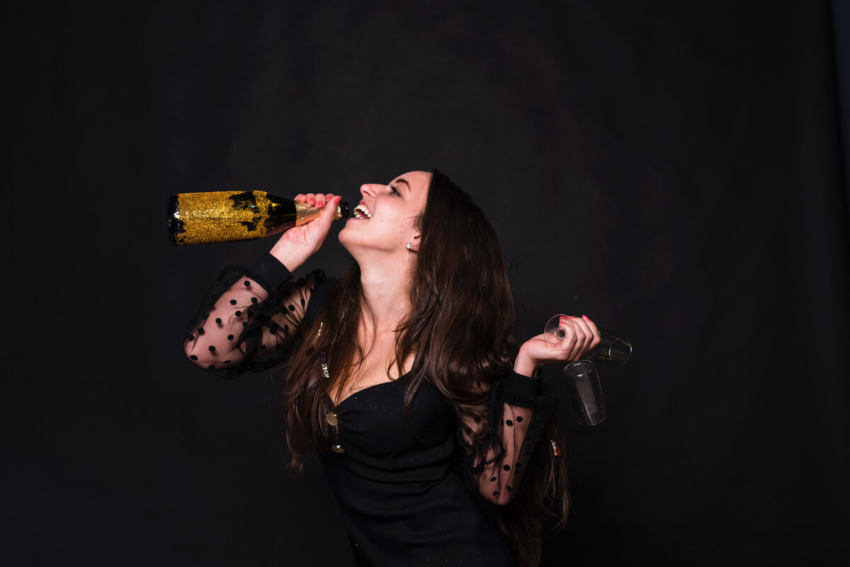 I love you when i drink champagne. Девушка с бутылкой шампанского. Фотосессия с бутылкой шампанского. Фотосессия девушки с бутылкой шампанского. Девушка с бутылкой шампанского в руках.