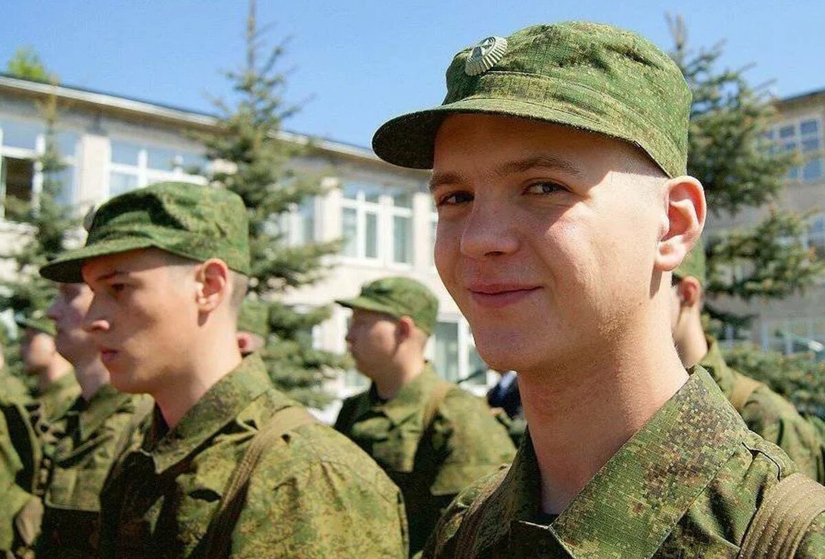 Где служишь. Солдат армии РФ срочник. Солдаты срочники. Солдат призывник. Служба в армии.