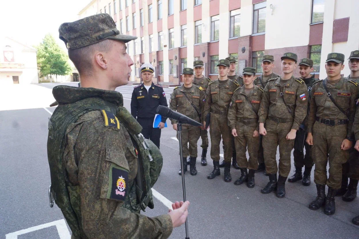 На строевом плацу читали стихи Пушкина