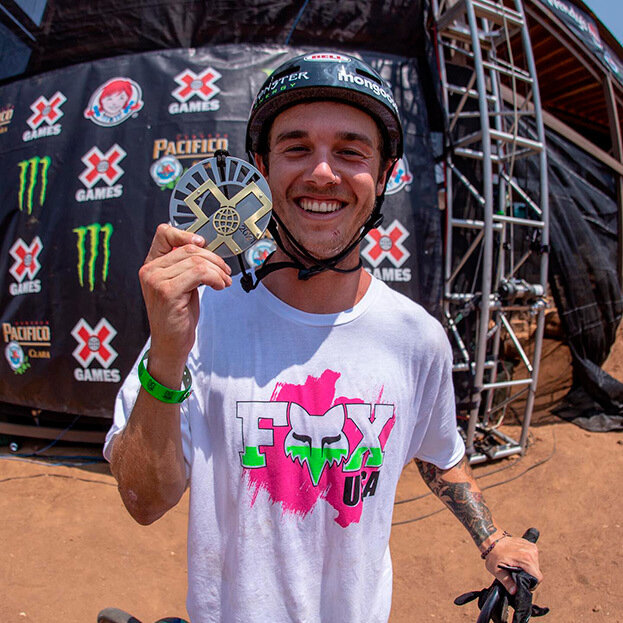    Пэт Кейси. Соцсети