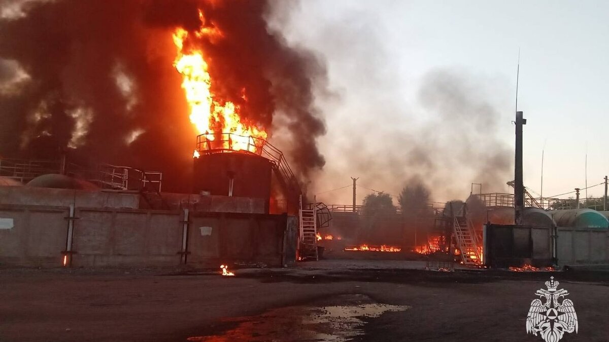     На месте работают 17 единиц техники. Причины пожара пока неизвестны.