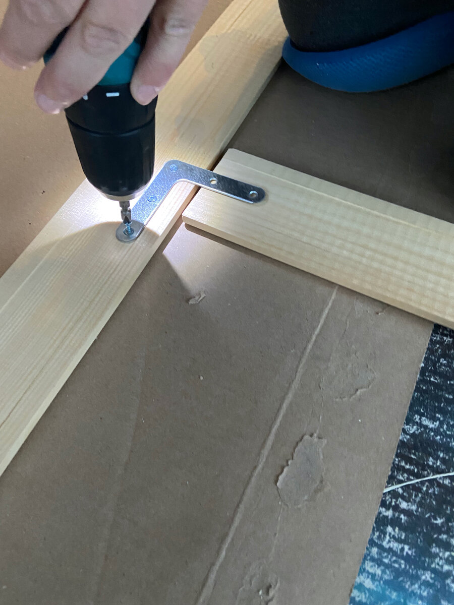 Раму крепили на металлические уголки