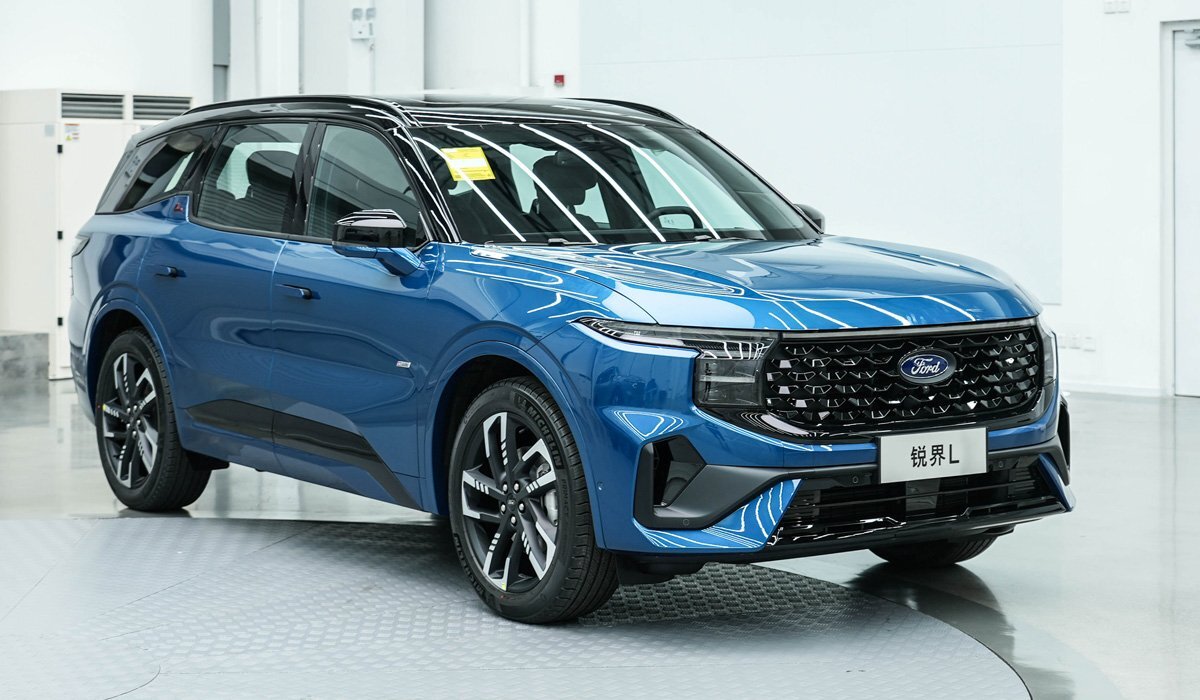     Внешность у Ford Edge L модная: очень узкая оптика, большая решётка радиатора без рамки, угловатый бампер агрессивного вида