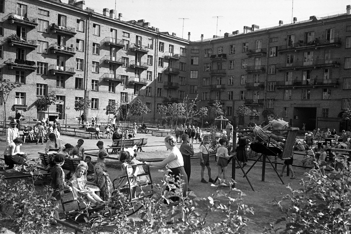 Улицы домов ссср. Московский двор 1960. Советский двор 80-е. Дворы 1960 СССР. Дворы в Советском Союзе.