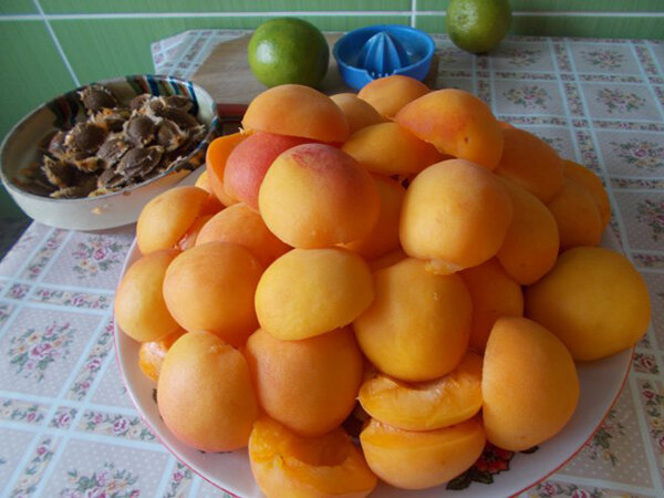 Абрикосовое варенье — рецепт, который делают в разных вариантах. Из книги по консервированию фруктов можно узнать, что существует два вида абрикосового варенья: из зеленых и спелых абрикосов.-3