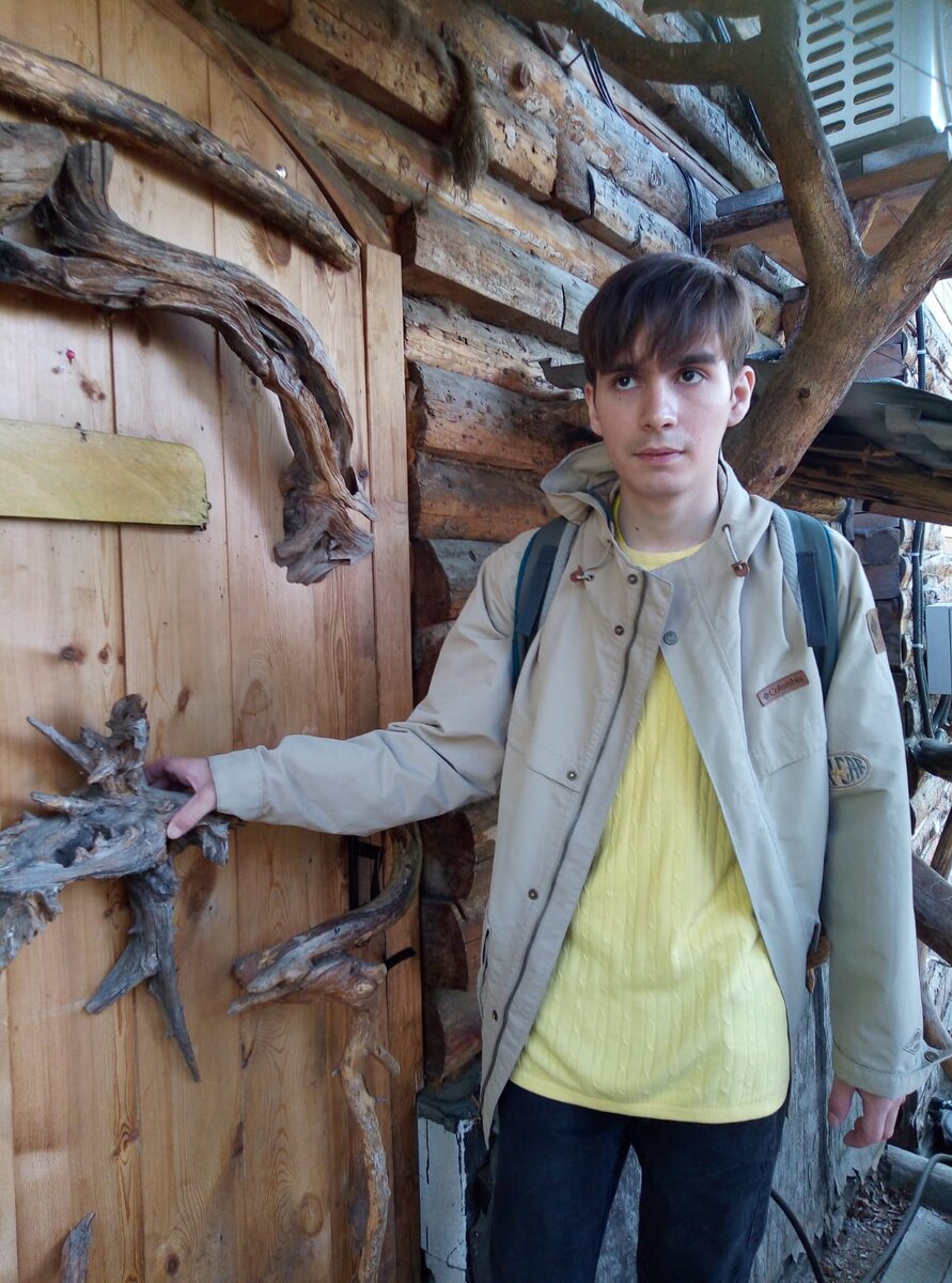 Дверь в театр и тот самый товарищ, который за минуту до этого вёл себя глупо и странно