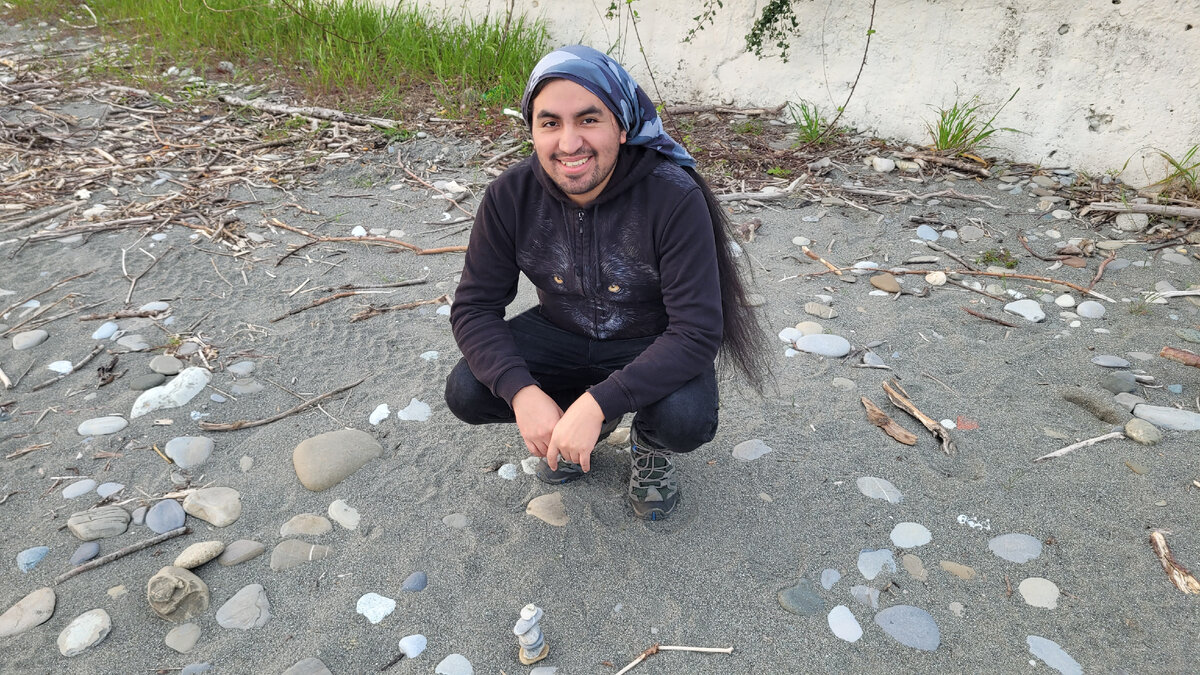 Марко - "гот", строит башню из камней. На площади в Новый Год он был в этой одежде