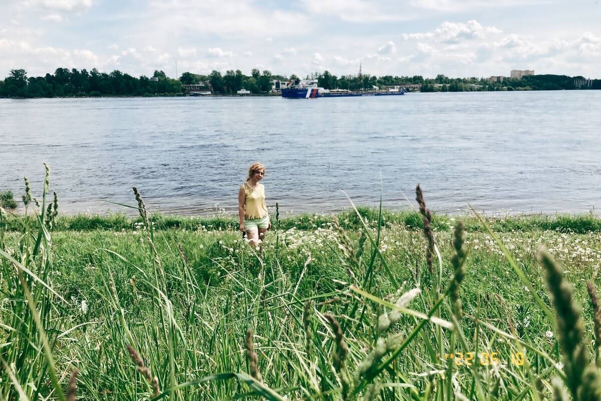 Фото автора. У себя на даче. В прошлом июне. Речка - Нева, в истоке. 