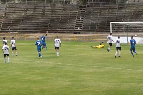    Евгений Сланко забивает победный гол: вратарь на газоне, автор мяча вздымает руки вверх