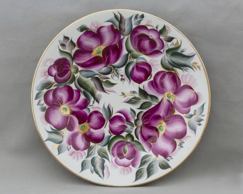 Блюдо 1970-е гг. Автор - главный художник Хайтинского ФЗ Р. Алешина. https://goskatalog.ru/