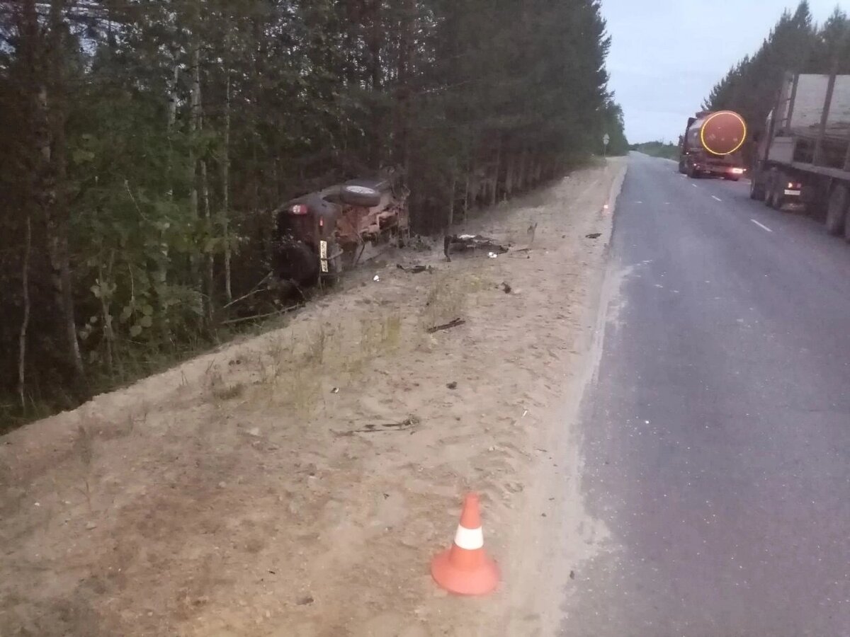    В Югре поторопился и улетел в кювет водитель легковушки