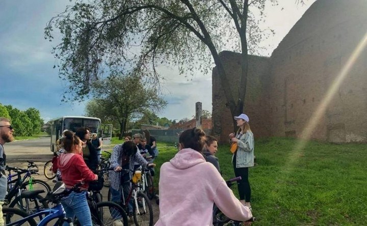 Участники велоквеста у стен пакгауза Азовской таможни. Фото @azovadmin