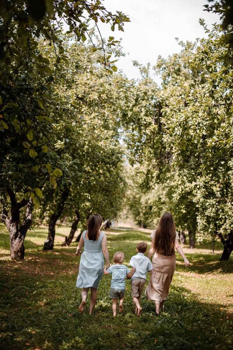 В норме дети следуют за мамой