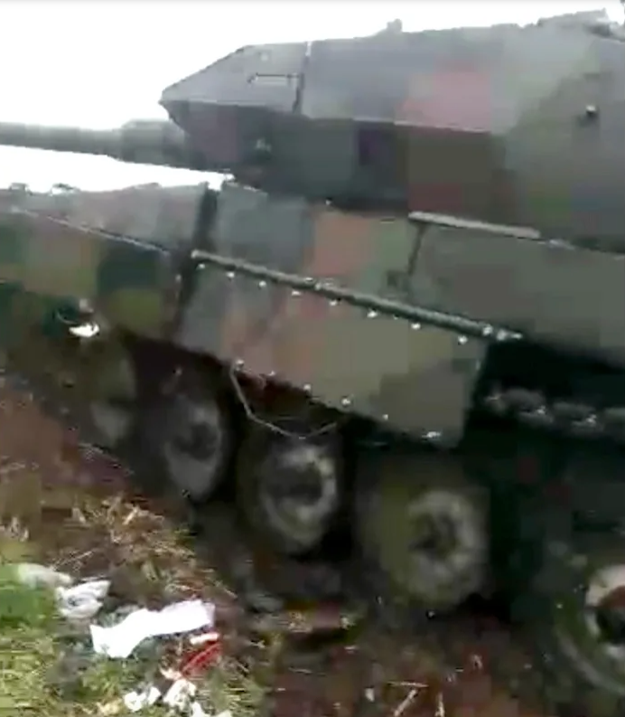 На видео, опубликованном Министерством обороны РФ, видно, как российские солдаты осматривают слегка повреждённый основной боевой танк Leopard 2A6 © Telegram