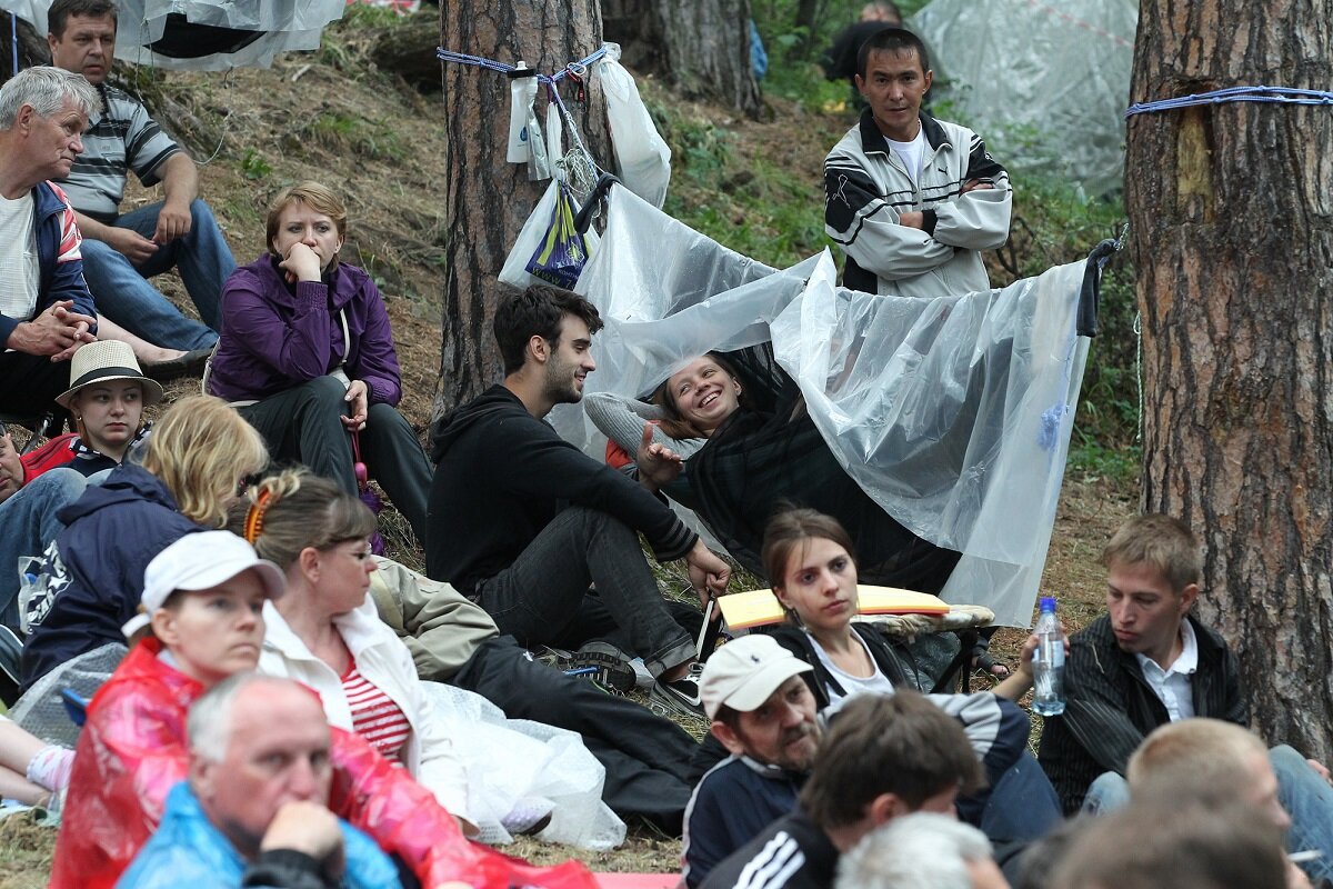 Участники фестиваля не испугались первых капель дождя, но вскоре ситуация ухудшилась.  Фото: Anatoliy Kolushenko/Russian Look