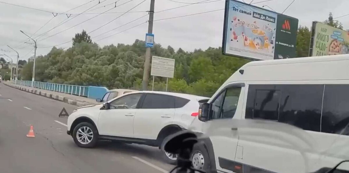    В Брянске на Черном мосту через Десну маршрутка попала в массовое ДТП avchernov