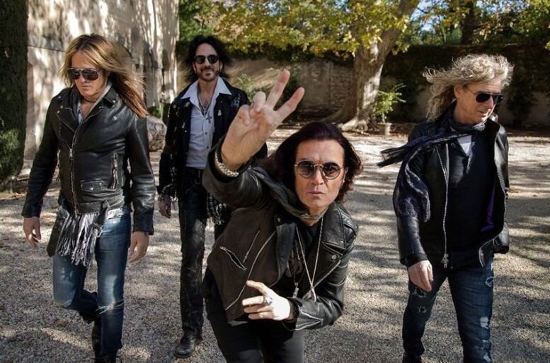 Группа The Dead Daisies в 2021 году. На заднем плане - барабанщик Дин Кастроново, место которого в 2022 году занял Брайан Тичи