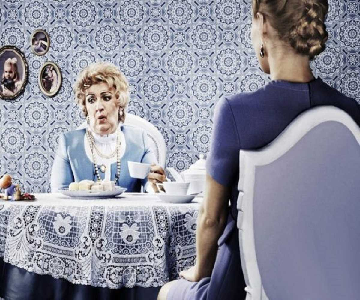 Мудрости про невестку. Статусы про сноху и свекровь. Свекровь и невестка. Приколы про свекровь. Нестандартная свекровь здравствуйте а я к вам.