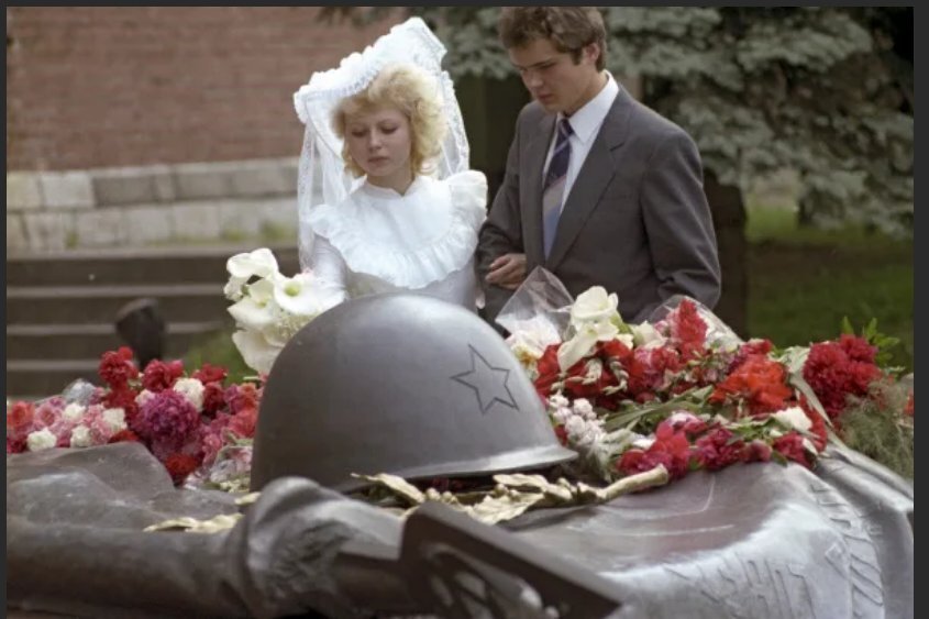 Стар секрет жениха. Молодожёны у могилы неизвестного солдата. Могилы жених и невеста. Могила неизвестного солдата свадьба. Молодожены у вечного огня СССР.