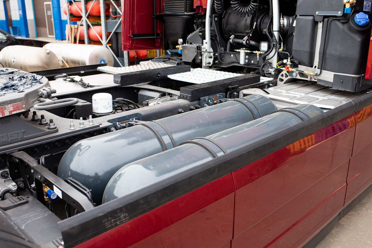 Для хранения КПГ на борту VOLVO FH TRUCK 4X2 на раме (справа) установлена кассета с баллонами КПГ (Тип 1) - 4 по 100 л., производство VITKOVICE.