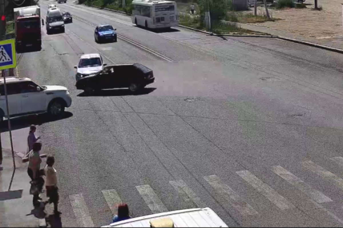    Массовое ДТП устроил в Волгограде водитель, пытаясь проскочить на «красный»
