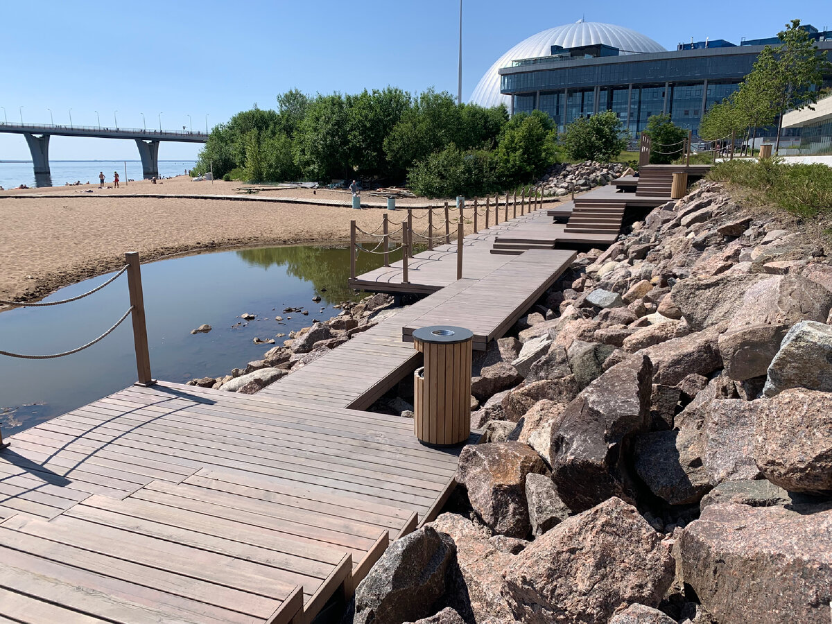 Если просто хочется отдохнуть спокойно, можно здесь посидеть, людей очень мало