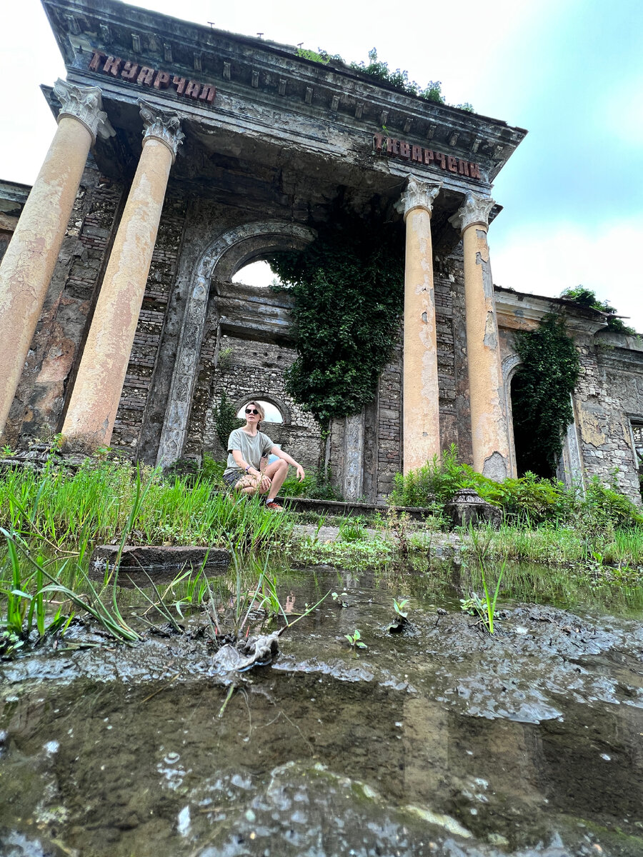 Разгромленный вокзал. Сейчас не функционирует.
