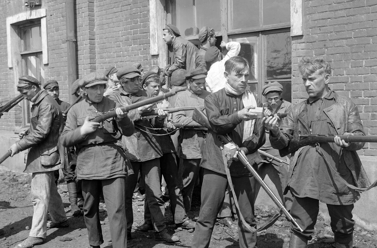 На съемках фильма И. Перестиани «Красные дьяволята» (archive.gov.ge).