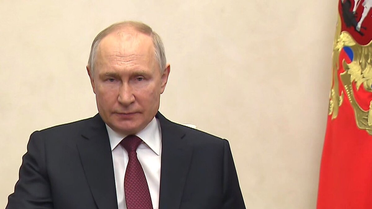     Президент России Владимир Путин (на фото) выступил на пленарной сессии Петербургского международного экономического форума (ПМЭФ) с необычайно длинной речью, которая продлилась около 1 часа 19 минут.