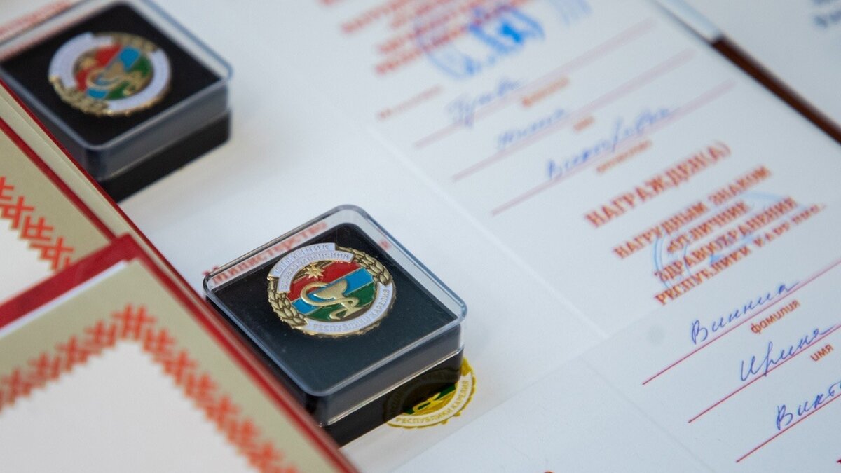     Медработники республики получили награды от Законодательного собрания РК в рамках торжественного мероприятия в честь Дня медицинского работника.