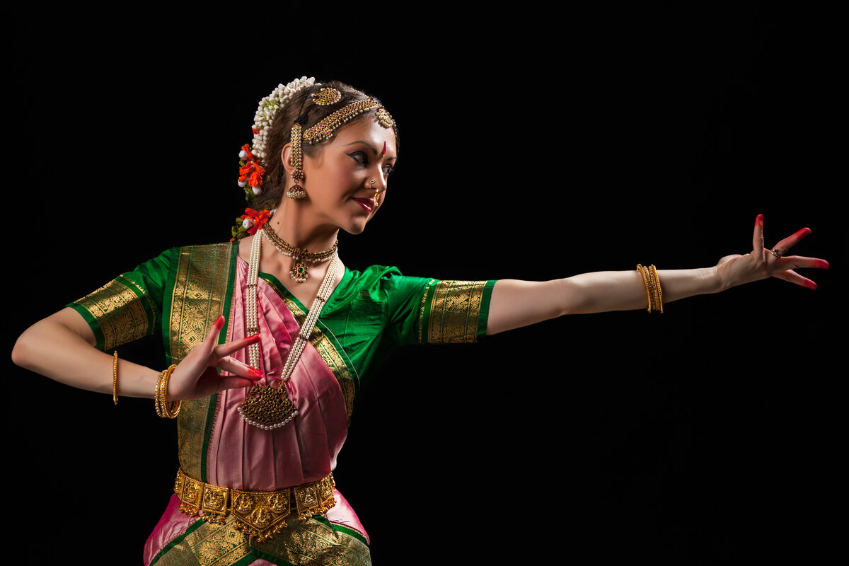 Положения рук в древних танцах строго выверены