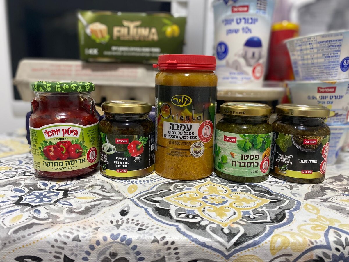 Пока готовила материал для статьи, сама потратилась 😅. Купила: сладкую ариссу, чимичурри, соус амба, песто из кинзы с грецким орехом, заатар. 